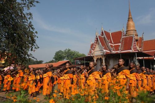 ภาพ No.8427:พิธีอัญเชิญรูปหล่อทองคำ พระมงคลเทพมุนี (สด จนฺทสโร) ประดิษฐาน ณ วัดสองพี่น้อง (พระอารามหลวง) จ.สุพรรณบุรี วันอังคารที่ 26 มีนาคม พ.ศ.2556