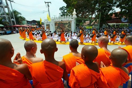 ภาพ No.8428:พิธีอัญเชิญรูปหล่อทองคำ พระมงคลเทพมุนี (สด จนฺทสโร) ประดิษฐาน ณ วัดสองพี่น้อง (พระอารามหลวง) จ.สุพรรณบุรี วันอังคารที่ 26 มีนาคม พ.ศ.2556