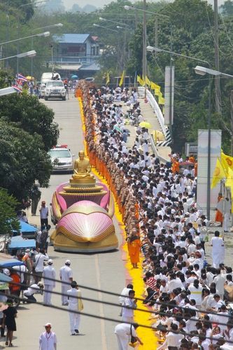 ภาพ No.8429:พิธีอัญเชิญรูปหล่อทองคำ พระมงคลเทพมุนี (สด จนฺทสโร) ประดิษฐาน ณ วัดสองพี่น้อง (พระอารามหลวง) จ.สุพรรณบุรี วันอังคารที่ 26 มีนาคม พ.ศ.2556