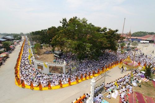 ภาพ No.8430:พิธีอัญเชิญรูปหล่อทองคำ พระมงคลเทพมุนี (สด จนฺทสโร) ประดิษฐาน ณ วัดสองพี่น้อง (พระอารามหลวง) จ.สุพรรณบุรี วันอังคารที่ 26 มีนาคม พ.ศ.2556