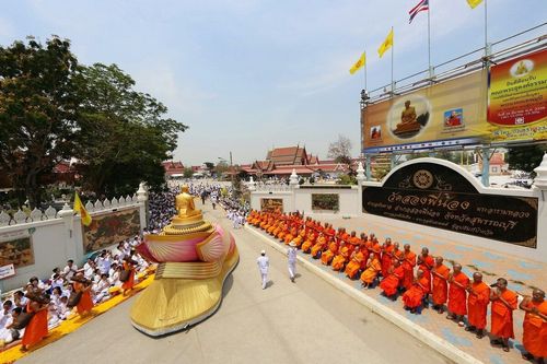 ภาพ No.8431:พิธีอัญเชิญรูปหล่อทองคำ พระมงคลเทพมุนี (สด จนฺทสโร) ประดิษฐาน ณ วัดสองพี่น้อง (พระอารามหลวง) จ.สุพรรณบุรี วันอังคารที่ 26 มีนาคม พ.ศ.2556