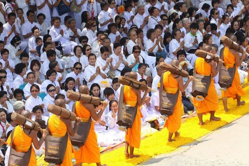 ภาพ No.8435:พิธีอัญเชิญรูปหล่อทองคำ พระมงคลเทพมุนี (สด จนฺทสโร) ประดิษฐาน ณ วัดสองพี่น้อง (พระอารามหลวง) จ.สุพรรณบุรี วันอังคารที่ 26 มีนาคม พ.ศ.2556