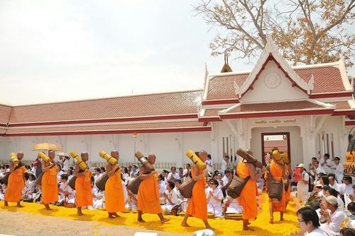 ภาพ No.8441:พิธีอัญเชิญรูปหล่อทองคำ พระมงคลเทพมุนี (สด จนฺทสโร) ประดิษฐาน ณ วัดสองพี่น้อง (พระอารามหลวง) จ.สุพรรณบุรี วันอังคารที่ 26 มีนาคม พ.ศ.2556