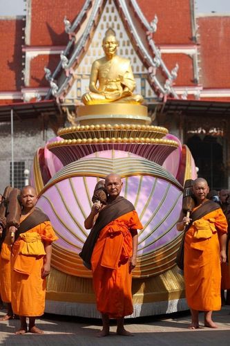 ภาพ No.8439:พิธีอัญเชิญรูปหล่อทองคำ พระมงคลเทพมุนี (สด จนฺทสโร) ประดิษฐาน ณ วัดสองพี่น้อง (พระอารามหลวง) จ.สุพรรณบุรี วันอังคารที่ 26 มีนาคม พ.ศ.2556