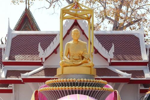 ภาพ No.8440:พิธีอัญเชิญรูปหล่อทองคำ พระมงคลเทพมุนี (สด จนฺทสโร) ประดิษฐาน ณ วัดสองพี่น้อง (พระอารามหลวง) จ.สุพรรณบุรี วันอังคารที่ 26 มีนาคม พ.ศ.2556