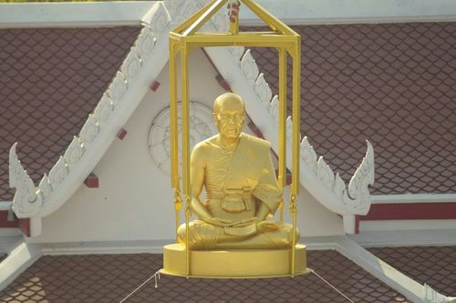 ภาพ No.8438:พิธีอัญเชิญรูปหล่อทองคำ พระมงคลเทพมุนี (สด จนฺทสโร) ประดิษฐาน ณ วัดสองพี่น้อง (พระอารามหลวง) จ.สุพรรณบุรี วันอังคารที่ 26 มีนาคม พ.ศ.2556