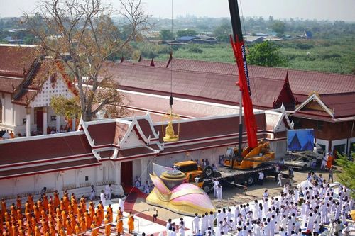 ภาพ No.8444:พิธีอัญเชิญรูปหล่อทองคำ พระมงคลเทพมุนี (สด จนฺทสโร) ประดิษฐาน ณ วัดสองพี่น้อง (พระอารามหลวง) จ.สุพรรณบุรี วันอังคารที่ 26 มีนาคม พ.ศ.2556