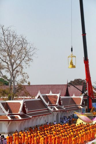 ภาพ No.8447:พิธีอัญเชิญรูปหล่อทองคำ พระมงคลเทพมุนี (สด จนฺทสโร) ประดิษฐาน ณ วัดสองพี่น้อง (พระอารามหลวง) จ.สุพรรณบุรี วันอังคารที่ 26 มีนาคม พ.ศ.2556