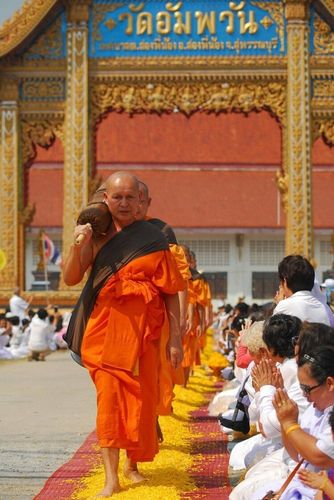 ภาพ No.8446:พิธีอัญเชิญรูปหล่อทองคำ พระมงคลเทพมุนี (สด จนฺทสโร) ประดิษฐาน ณ วัดสองพี่น้อง (พระอารามหลวง) จ.สุพรรณบุรี วันอังคารที่ 26 มีนาคม พ.ศ.2556