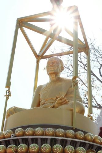 ภาพ No.8451:พิธีอัญเชิญรูปหล่อทองคำ พระมงคลเทพมุนี (สด จนฺทสโร) ประดิษฐาน ณ วัดสองพี่น้อง (พระอารามหลวง) จ.สุพรรณบุรี วันอังคารที่ 26 มีนาคม พ.ศ.2556