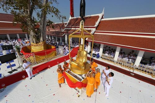 ภาพ No.8453:พิธีอัญเชิญรูปหล่อทองคำ พระมงคลเทพมุนี (สด จนฺทสโร) ประดิษฐาน ณ วัดสองพี่น้อง (พระอารามหลวง) จ.สุพรรณบุรี วันอังคารที่ 26 มีนาคม พ.ศ.2556