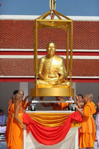 ภาพ No.8455:พิธีอัญเชิญรูปหล่อทองคำ พระมงคลเทพมุนี (สด จนฺทสโร) ประดิษฐาน ณ วัดสองพี่น้อง (พระอารามหลวง) จ.สุพรรณบุรี วันอังคารที่ 26 มีนาคม พ.ศ.2556