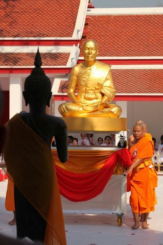 ภาพ No.8456:พิธีอัญเชิญรูปหล่อทองคำ พระมงคลเทพมุนี (สด จนฺทสโร) ประดิษฐาน ณ วัดสองพี่น้อง (พระอารามหลวง) จ.สุพรรณบุรี วันอังคารที่ 26 มีนาคม พ.ศ.2556