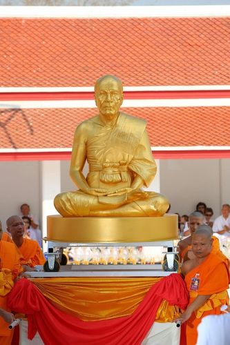 ภาพ No.8454:พิธีอัญเชิญรูปหล่อทองคำ พระมงคลเทพมุนี (สด จนฺทสโร) ประดิษฐาน ณ วัดสองพี่น้อง (พระอารามหลวง) จ.สุพรรณบุรี วันอังคารที่ 26 มีนาคม พ.ศ.2556