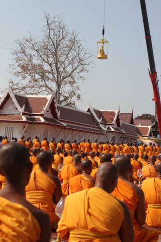 ภาพ No.8457:พิธีอัญเชิญรูปหล่อทองคำ พระมงคลเทพมุนี (สด จนฺทสโร) ประดิษฐาน ณ วัดสองพี่น้อง (พระอารามหลวง) จ.สุพรรณบุรี วันอังคารที่ 26 มีนาคม พ.ศ.2556