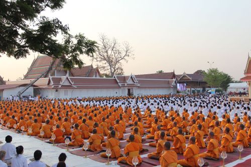 ภาพ No.8460:พิธีอัญเชิญรูปหล่อทองคำ พระมงคลเทพมุนี (สด จนฺทสโร) ประดิษฐาน ณ วัดสองพี่น้อง (พระอารามหลวง) จ.สุพรรณบุรี วันอังคารที่ 26 มีนาคม พ.ศ.2556