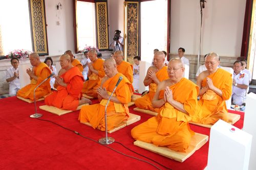 ภาพ No.8458:พิธีอัญเชิญรูปหล่อทองคำ พระมงคลเทพมุนี (สด จนฺทสโร) ประดิษฐาน ณ วัดสองพี่น้อง (พระอารามหลวง) จ.สุพรรณบุรี วันอังคารที่ 26 มีนาคม พ.ศ.2556