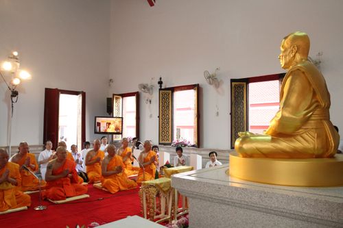 ภาพ No.8462:พิธีอัญเชิญรูปหล่อทองคำ พระมงคลเทพมุนี (สด จนฺทสโร) ประดิษฐาน ณ วัดสองพี่น้อง (พระอารามหลวง) จ.สุพรรณบุรี วันอังคารที่ 26 มีนาคม พ.ศ.2556