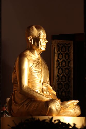 ภาพ No.8464:พิธีอัญเชิญรูปหล่อทองคำ พระมงคลเทพมุนี (สด จนฺทสโร) ประดิษฐาน ณ วัดสองพี่น้อง (พระอารามหลวง) จ.สุพรรณบุรี วันอังคารที่ 26 มีนาคม พ.ศ.2556