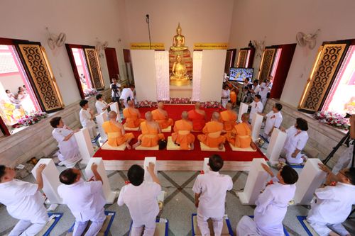 ภาพ No.8466:พิธีอัญเชิญรูปหล่อทองคำ พระมงคลเทพมุนี (สด จนฺทสโร) ประดิษฐาน ณ วัดสองพี่น้อง (พระอารามหลวง) จ.สุพรรณบุรี วันอังคารที่ 26 มีนาคม พ.ศ.2556