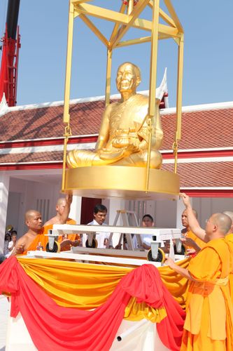 ภาพ No.8469:พิธีอัญเชิญรูปหล่อทองคำ พระมงคลเทพมุนี (สด จนฺทสโร) ประดิษฐาน ณ วัดสองพี่น้อง (พระอารามหลวง) จ.สุพรรณบุรี วันอังคารที่ 26 มีนาคม พ.ศ.2556