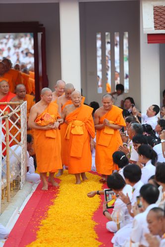 ภาพ No.8468:พิธีอัญเชิญรูปหล่อทองคำ พระมงคลเทพมุนี (สด จนฺทสโร) ประดิษฐาน ณ วัดสองพี่น้อง (พระอารามหลวง) จ.สุพรรณบุรี วันอังคารที่ 26 มีนาคม พ.ศ.2556