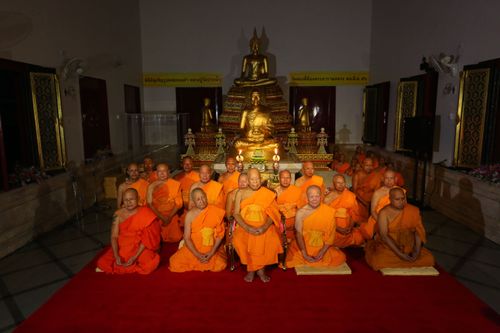 ภาพ No.8471:พิธีอัญเชิญรูปหล่อทองคำ พระมงคลเทพมุนี (สด จนฺทสโร) ประดิษฐาน ณ วัดสองพี่น้อง (พระอารามหลวง) จ.สุพรรณบุรี วันอังคารที่ 26 มีนาคม พ.ศ.2556