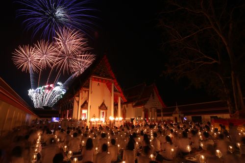 ภาพ No.8472:พิธีอัญเชิญรูปหล่อทองคำ พระมงคลเทพมุนี (สด จนฺทสโร) ประดิษฐาน ณ วัดสองพี่น้อง (พระอารามหลวง) จ.สุพรรณบุรี วันอังคารที่ 26 มีนาคม พ.ศ.2556