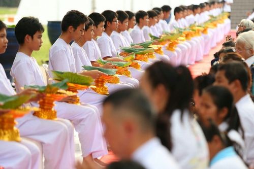 ภาพ No.8513:พิธีตัดปอยผมมัชฌิมธรรมทายาท ภาคฤดูร้อน ประจำปี 2556