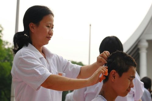 ภาพ No.8530:พิธีตัดปอยผมมัชฌิมธรรมทายาท ภาคฤดูร้อน ประจำปี 2556