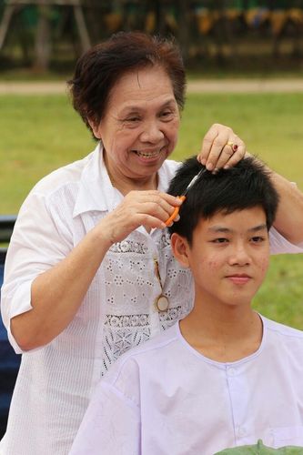 ภาพ No.8529:พิธีตัดปอยผมมัชฌิมธรรมทายาท ภาคฤดูร้อน ประจำปี 2556