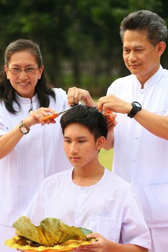 ภาพ No.8528:พิธีตัดปอยผมมัชฌิมธรรมทายาท ภาคฤดูร้อน ประจำปี 2556