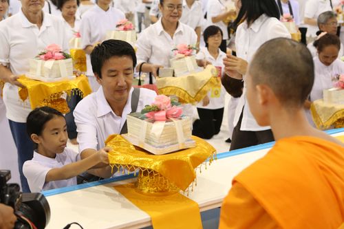 ภาพ No.8598:พิธีถวายกองทุนการศึกษาบาลี - นักธรรมแด่พระภิกษุสามเณร