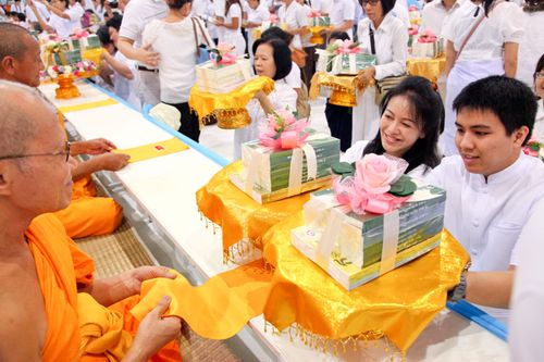 ภาพ No.8602:พิธีถวายกองทุนการศึกษาบาลี - นักธรรมแด่พระภิกษุสามเณร