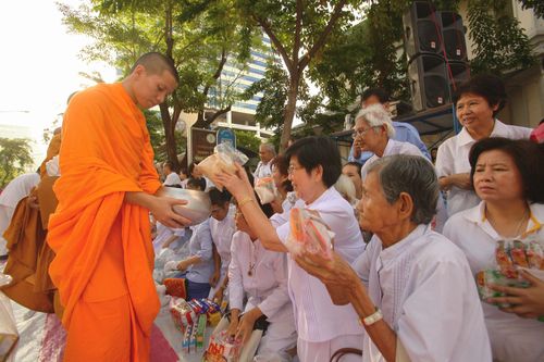 ภาพ No.8663:ตักบาตรพระ 10,000 รูป สีลม