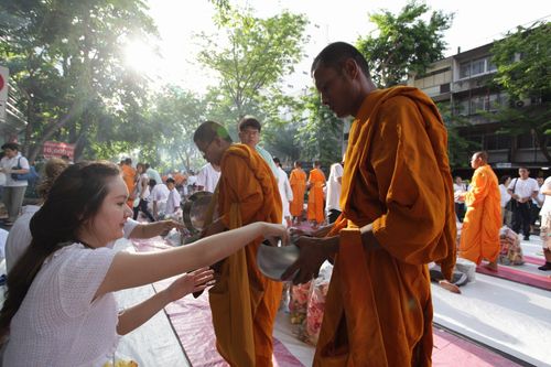 ภาพ No.8664:ตักบาตรพระ 10,000 รูป สีลม