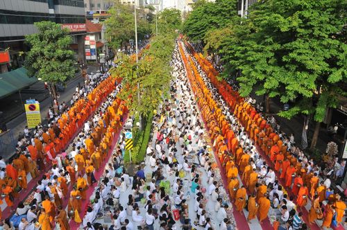 ภาพ No.8655:ตักบาตรพระ 10,000 รูป สีลม