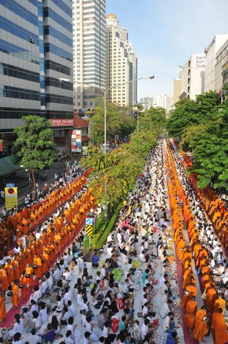 ภาพ No.8656:ตักบาตรพระ 10,000 รูป สีลม