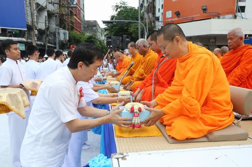 ภาพ No.8659:ตักบาตรพระ 10,000 รูป สีลม