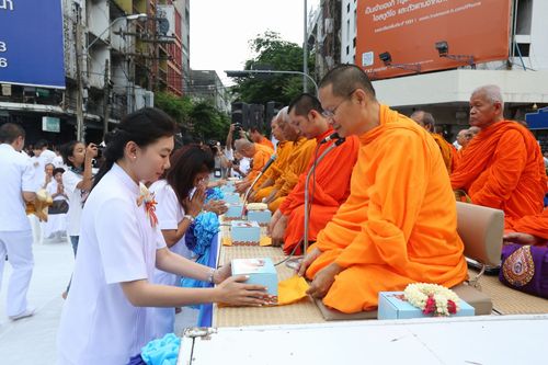 ภาพ No.8660:ตักบาตรพระ 10,000 รูป สีลม