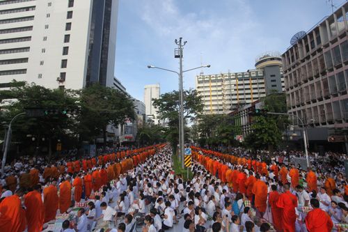 ภาพ No.8654:ตักบาตรพระ 10,000 รูป สีลม