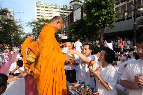 ภาพ No.8666:ตักบาตรพระ 10,000 รูป สีลม