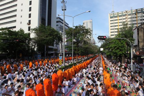 ภาพ No.8661:ตักบาตรพระ 10,000 รูป สีลม