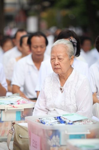 ภาพ No.8670:ตักบาตรพระ 10,000 รูป สีลม