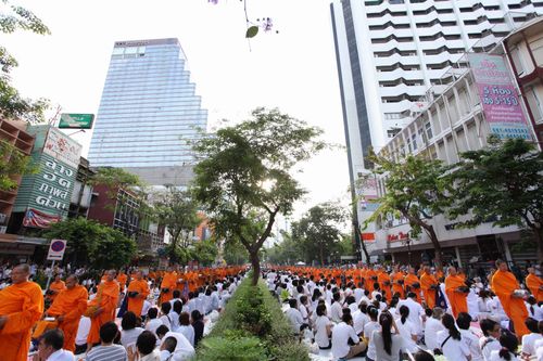 ภาพ No.8671:ตักบาตรพระ 10,000 รูป สีลม