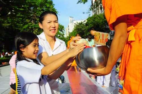 ภาพ No.8672:ตักบาตรพระ 10,000 รูป สีลม