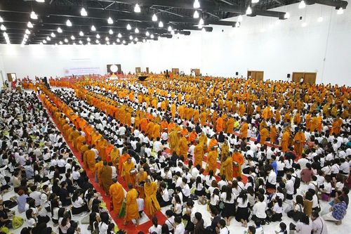 ภาพ No.8727:ประมวลภาพตักบาตรพระจอมเกล้าเจ้าคุณทหารลาดกระบัง 6 มิ.ย.2556