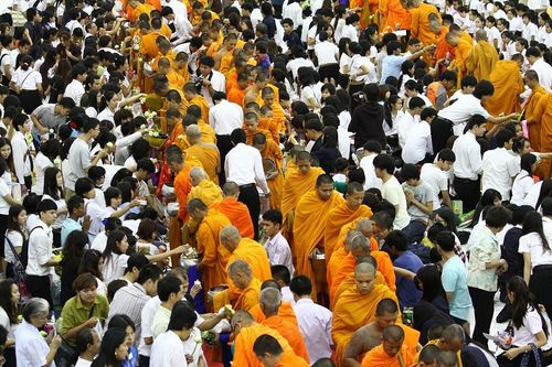 ภาพ No.8728:ประมวลภาพตักบาตรพระจอมเกล้าเจ้าคุณทหารลาดกระบัง 6 มิ.ย.2556