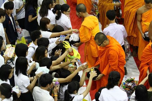 ภาพ No.8729:ประมวลภาพตักบาตรพระจอมเกล้าเจ้าคุณทหารลาดกระบัง 6 มิ.ย.2556