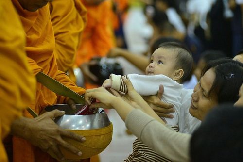 ภาพ No.8730:ประมวลภาพตักบาตรพระจอมเกล้าเจ้าคุณทหารลาดกระบัง 6 มิ.ย.2556